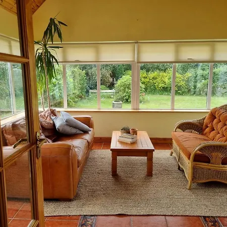 Semesterbostad A Spacious 4-bed Beside The Fethard on Sea