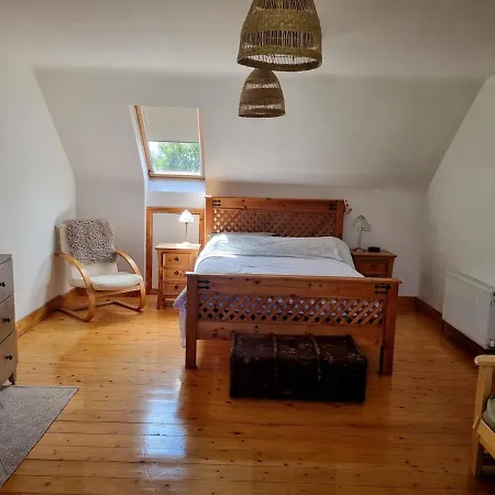 A Spacious 4-bed Beside The *