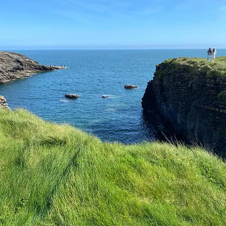 Semesterbostad A Spacious 4-bed Beside The Fethard on Sea