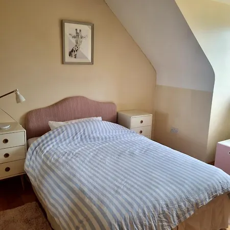 Semesterbostad A Spacious 4-bed Beside The Fethard on Sea