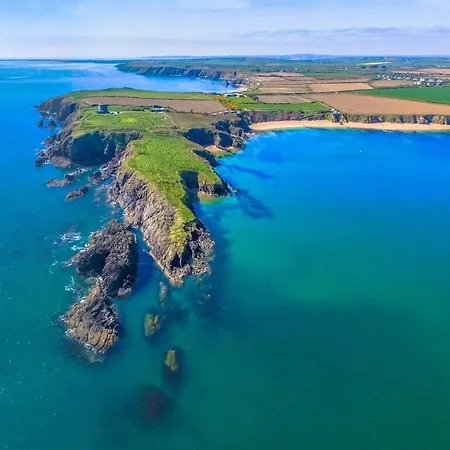 Semesterbostad A Spacious 4-bed Beside The Fethard on Sea