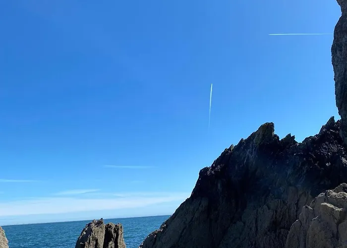 Vakantiehuis A Spacious 4-bed Beside The