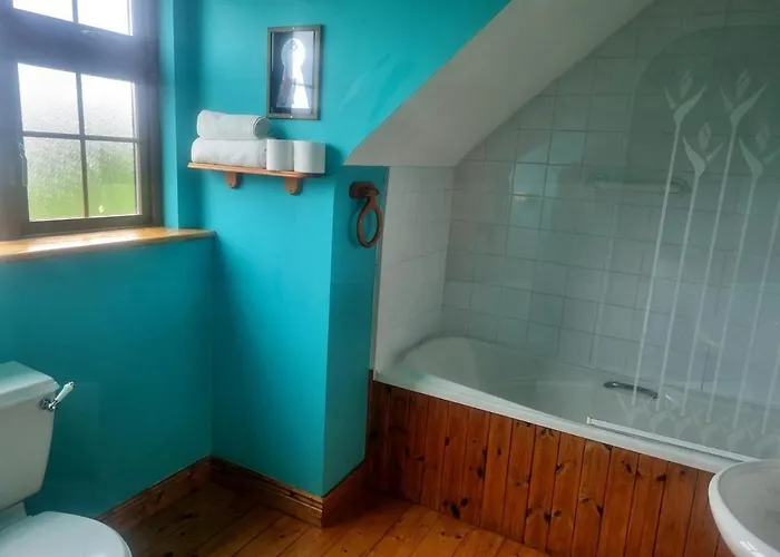 Vakantiehuis A Spacious 4-bed Beside The