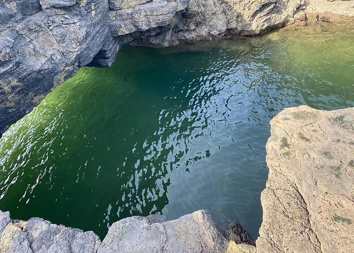 Vakantiehuis A Spacious 4-bed Beside The *