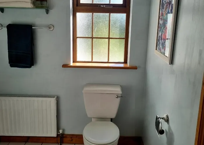 Vakantiehuis A Spacious 4-bed Beside The *