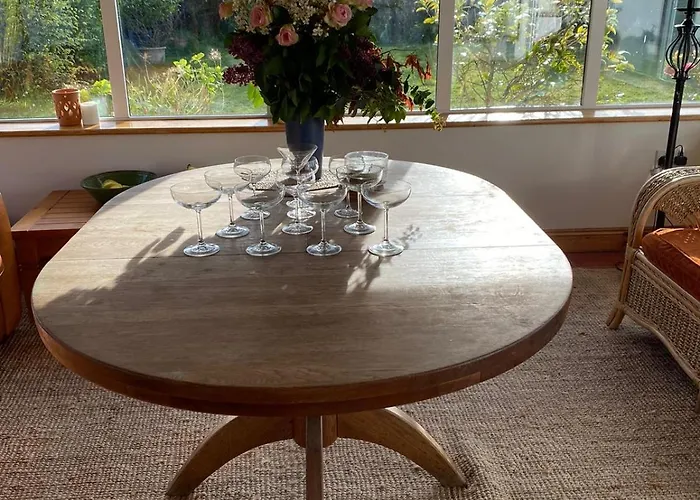 Vakantiehuis A Spacious 4-bed Beside The